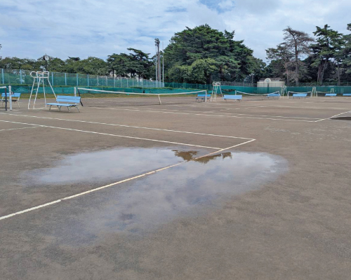 黒浜公園テニスコートの水溜まりの状況